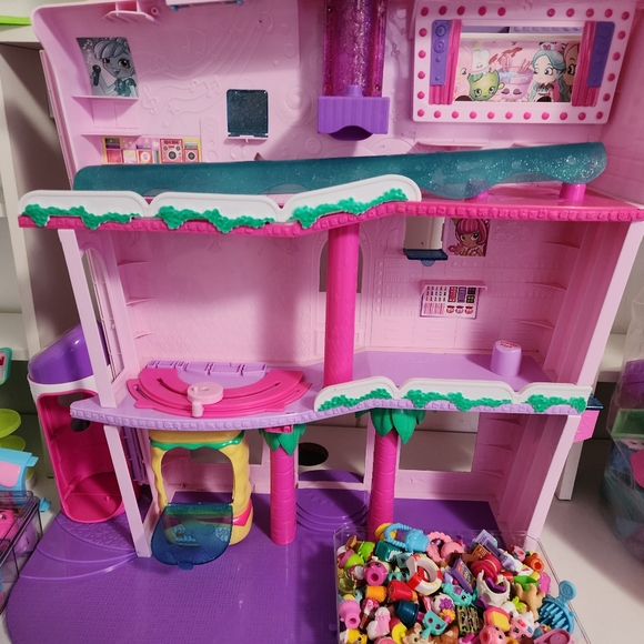 Shopkins Shopville Super Mall Playset with Huge Lot of Accessories - Picture 4 of 16